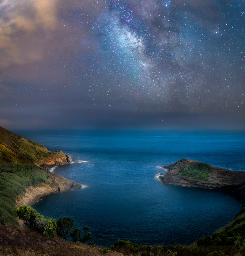 Milchstraße über der Bucht von Caldeirinhas, Faial - Foto von Enrico Villa